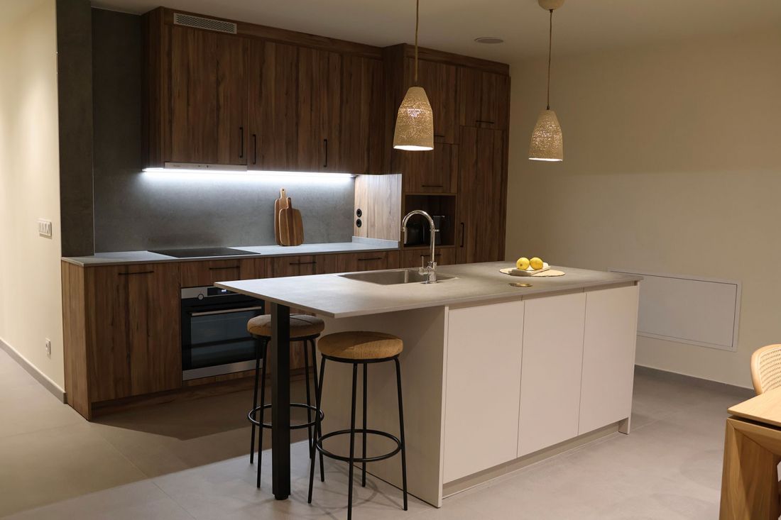 Amplia cocina en tono ocre y marrón con muebles minimalistas