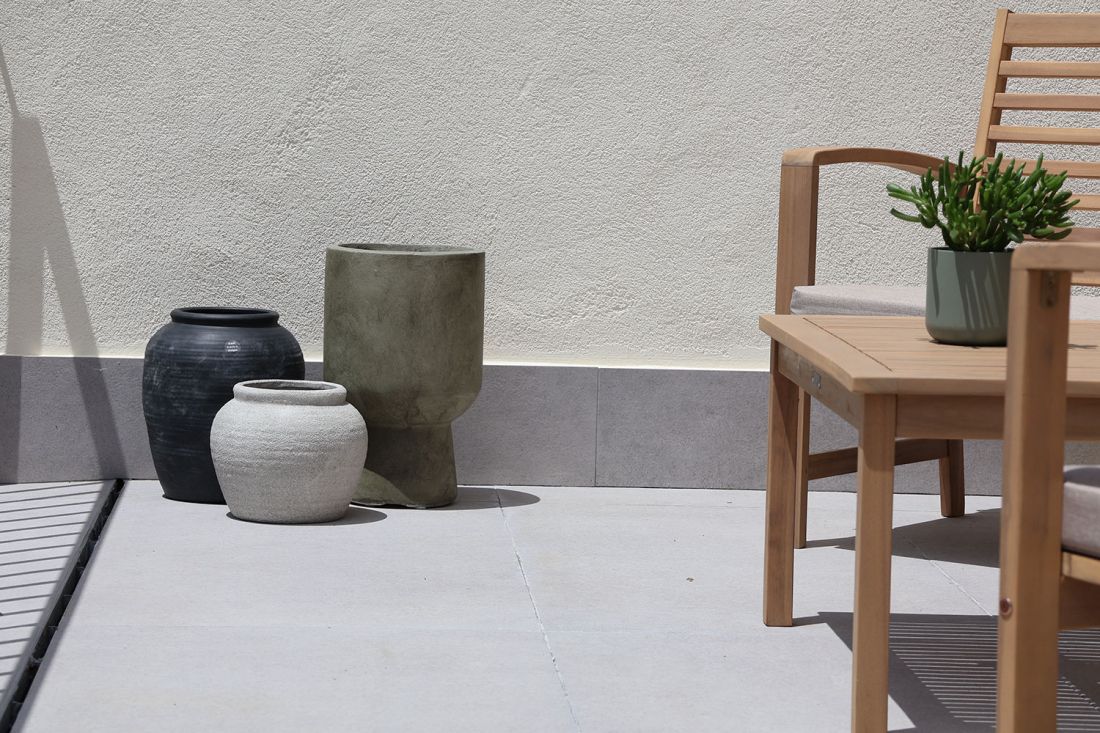 Terraza exterior con banco de madera