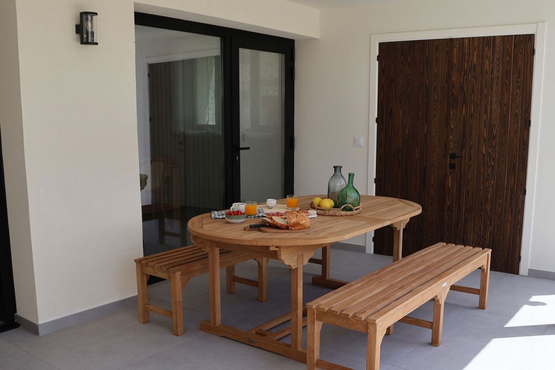 Mesa de madera con bancos en terraza inferior