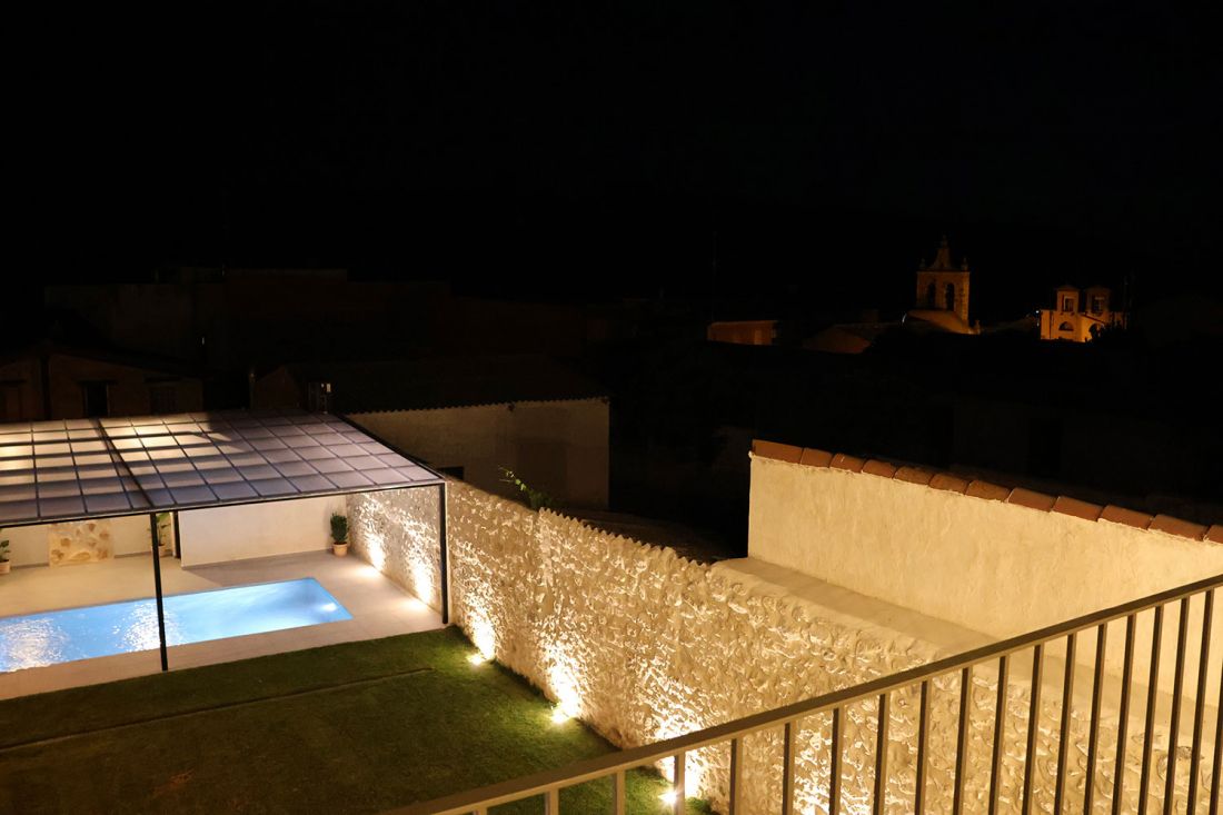 Vista nocturna de la piscina desde la terraza