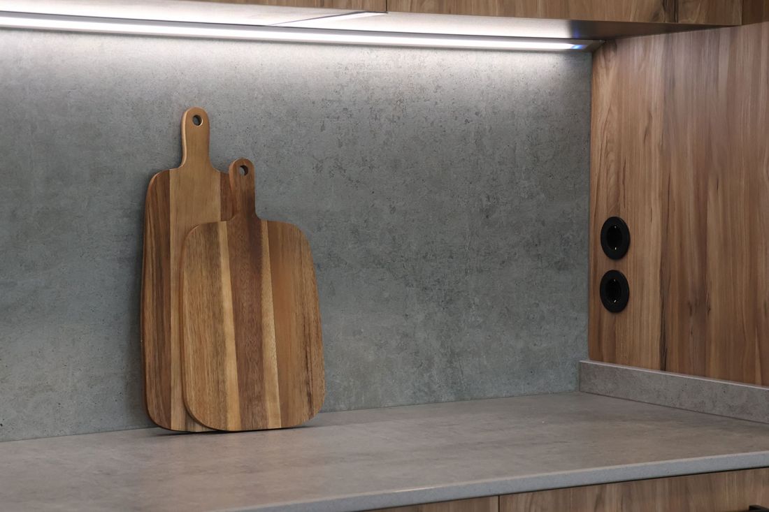 Vista de tabla de cocina de madera sobre encimera de cocina