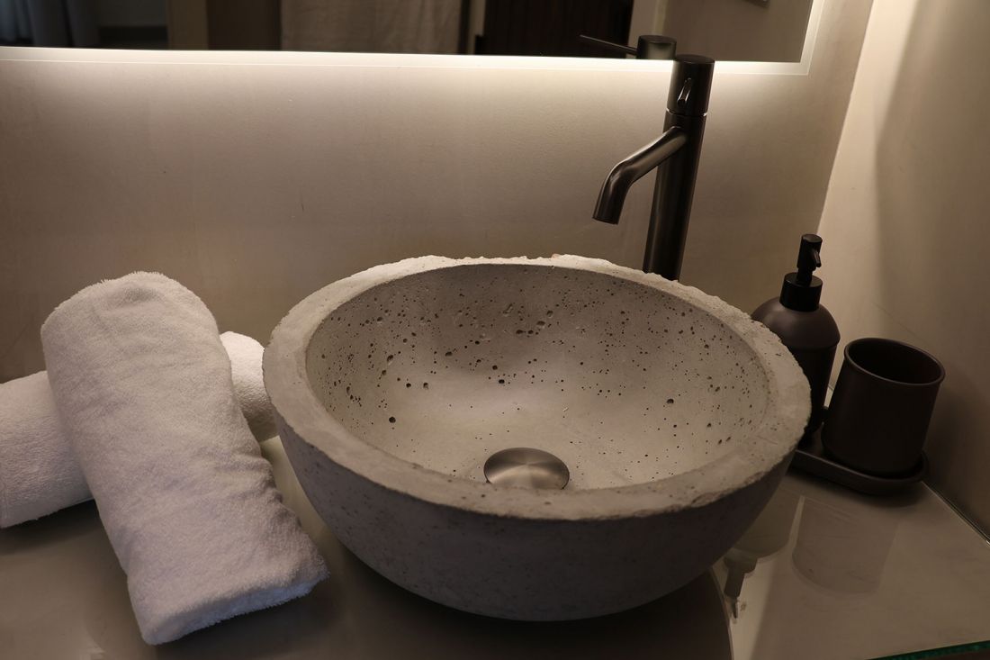 Lavabo circular de piedra en baño