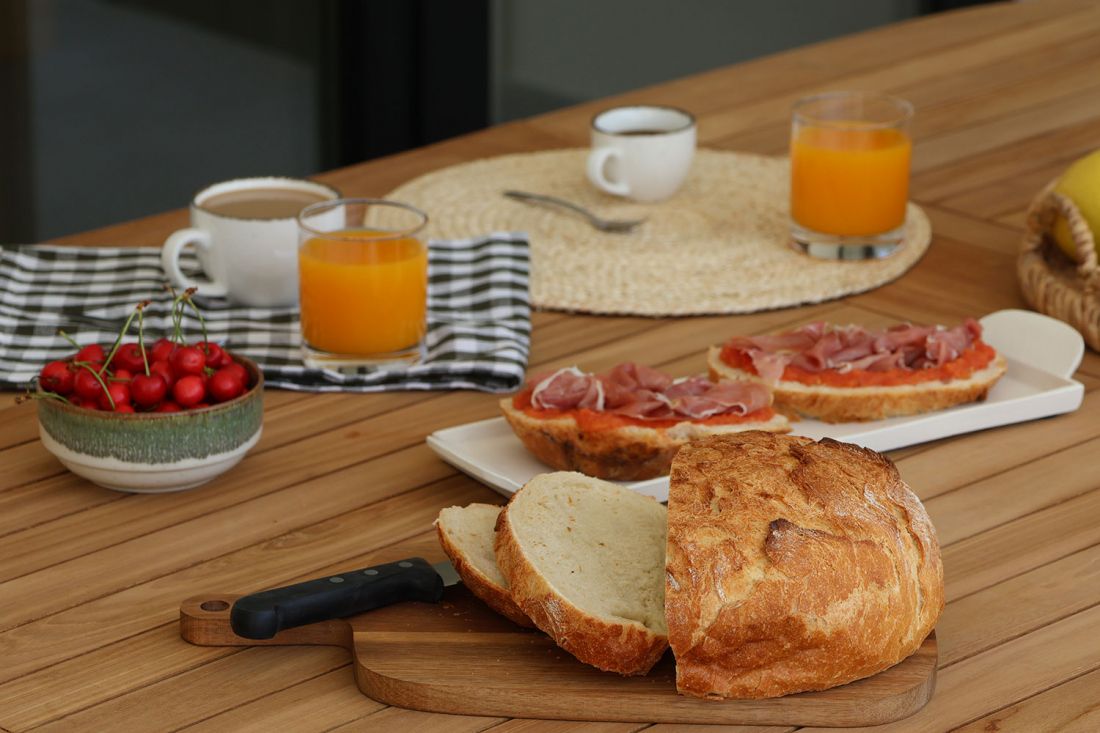 Mesa de madera con desayuno