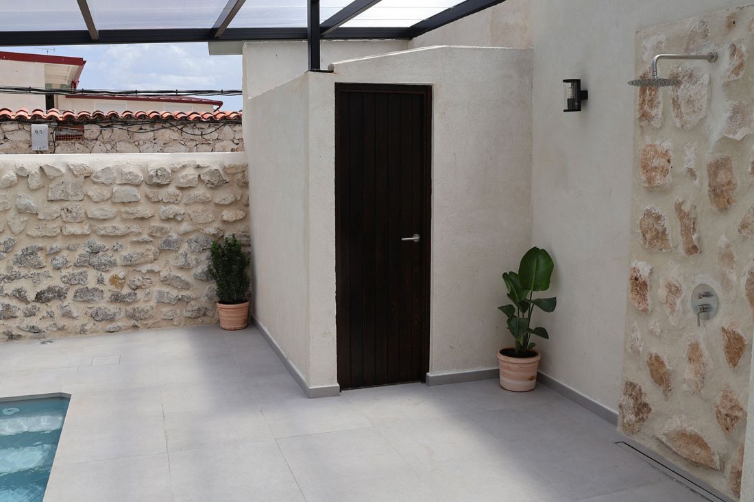 Vista de puerta desde el lateral de la piscina