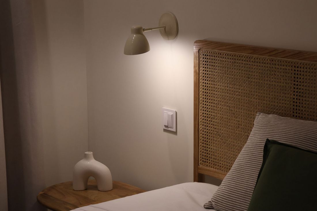 Detalle de iluminación minimalista en dormitorio