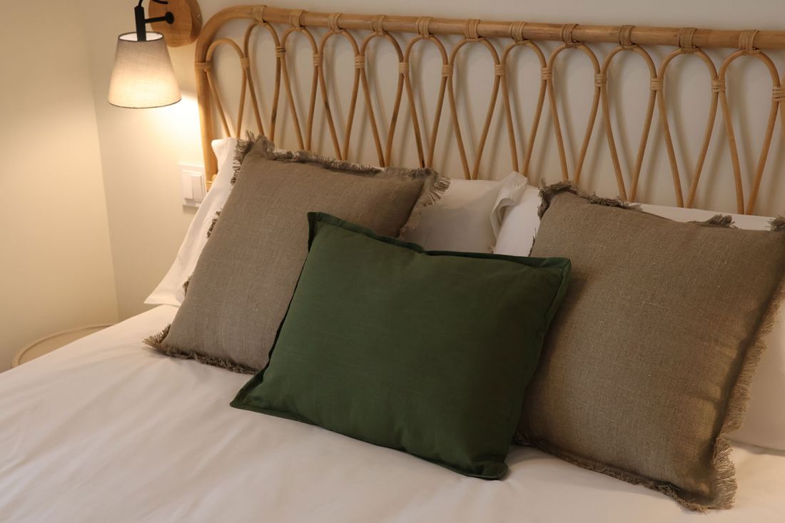 Vista de cama de matrimonio con cabecera de madera