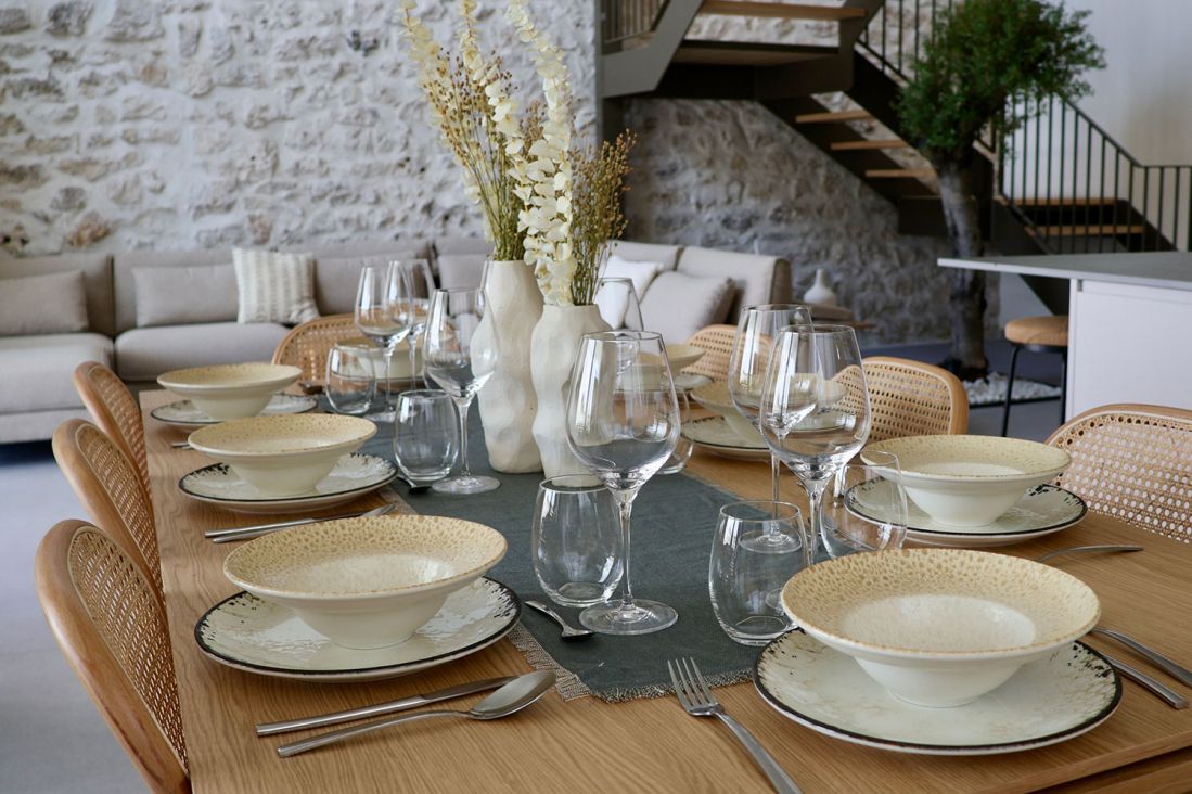 Detalle de la mesa de comedor preparada
