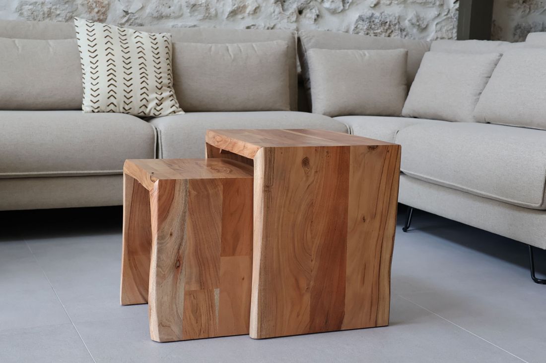 Mesas auxiliares de madera apilables junto al sofá del salón