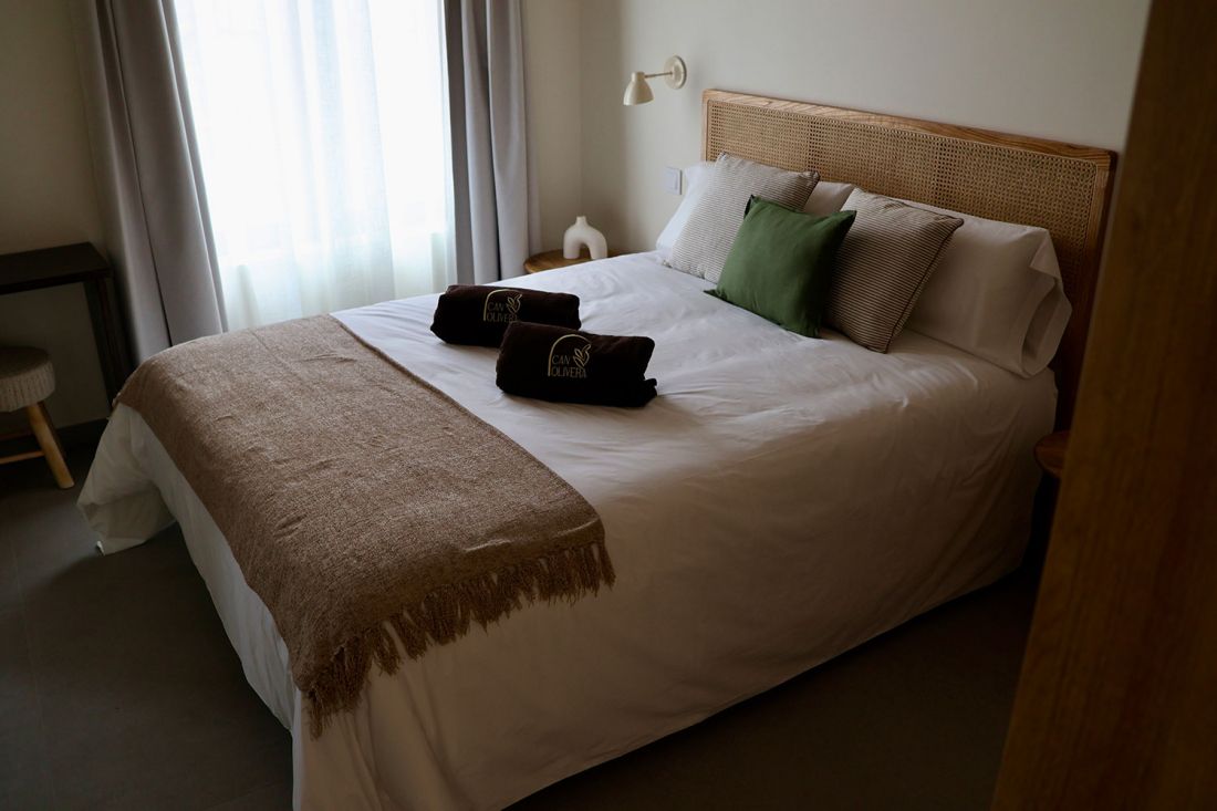Vista de dormitorio con cabecero de madera