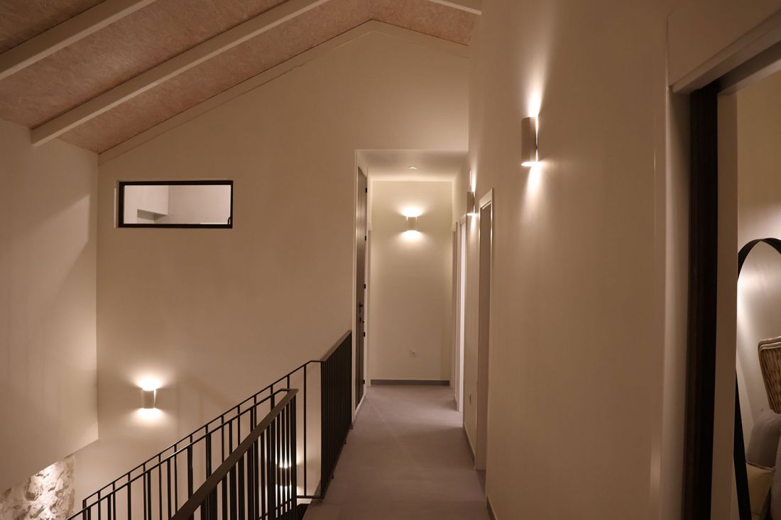 Vista del pasillo del piso superior con puertas de acceso a los dormitorios