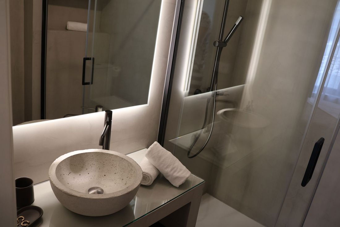 Vista de lavabo de piedra en baño